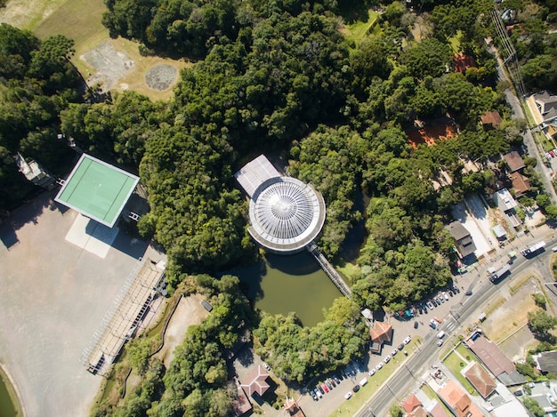 Foto opera de arame, kultur und natur am selben ort, traditioneller touristenort in der stadt curitiba, bundesstaat parana, brasilien,