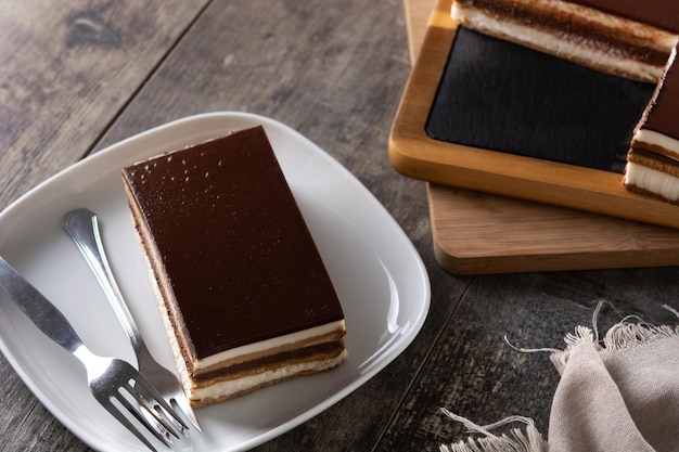 Opera-Kuchen-Dessert auf Holztisch