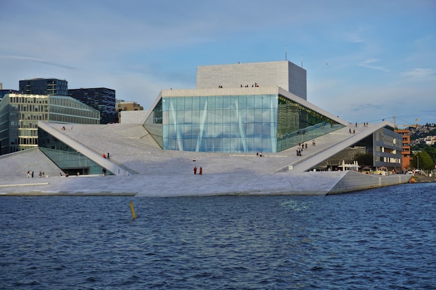 Foto Ópera nacional de oslo contra el cielo azul, noruega.