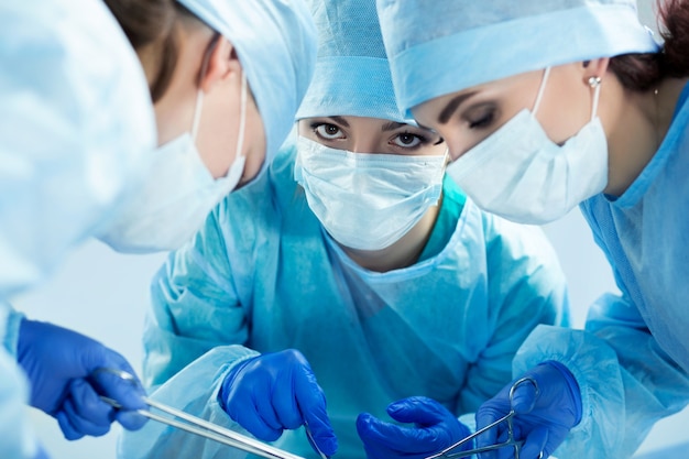 Operação de execução de equipe médica. Grupo de cirurgião trabalhando na sala de cirurgia salvando a vida do paciente