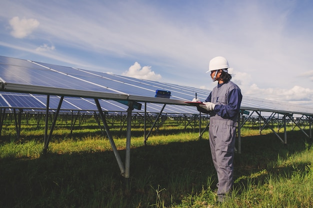 Operação e manutenção em usina solar; equipe de engenharia que trabalha na verificação e manutenção na usina de energia solar, usina de energia solar para a inovação da energia verde para a vida