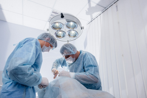 Foto operação em um moderno centro cirúrgico, resgate de emergência e ressuscitação do paciente. medicina e cirurgia.