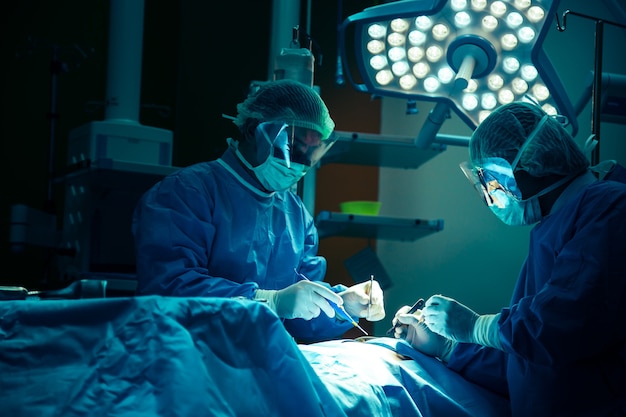 Operación del doctor en la sala de operaciones en el concepto de hospital para la publicidad de seguros