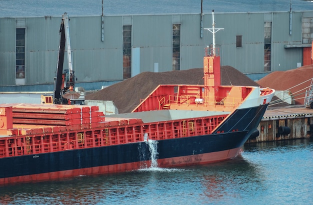 Operaciones de lastre a bordo del carguero en el puerto Sistema de tratamiento y gestión de aguas de lastre