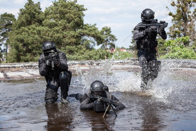 Operações de espectros policiais SWAT na água