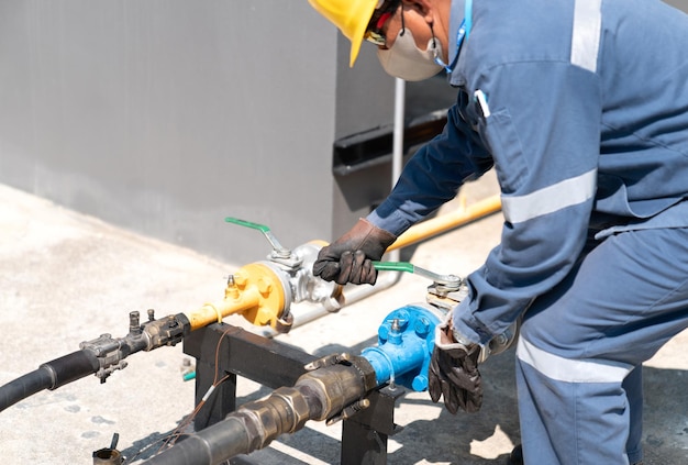El operador abre la válvula de líquido para la recepción de gas en el tanque