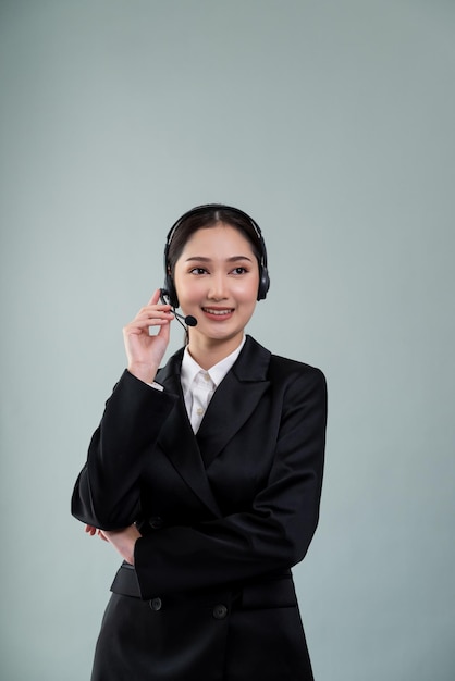 Operador asiático atractivo con traje formal y auriculares Entusiasta