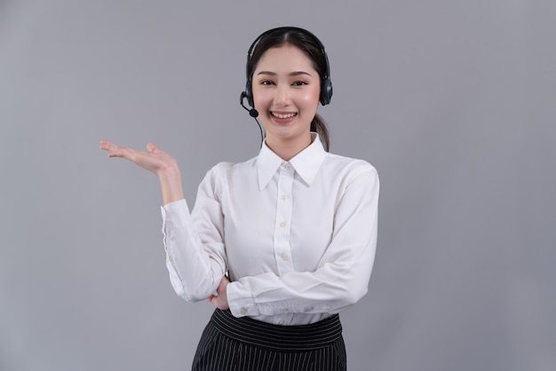 Operador asiático con traje formal y auriculares con gesto de mano Entusiasta