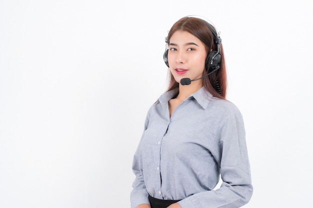 Operador de call center mujer en una camisa