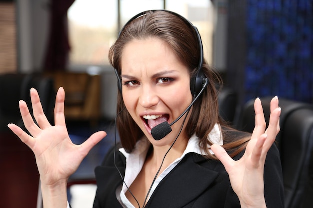 Operador de call center en el trabajo