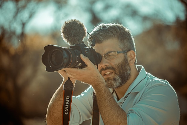 Operador de cámara de video filmando al aire libre