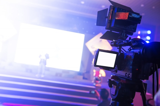 Operador de cámara de video trabajando en la fiesta de negocios.