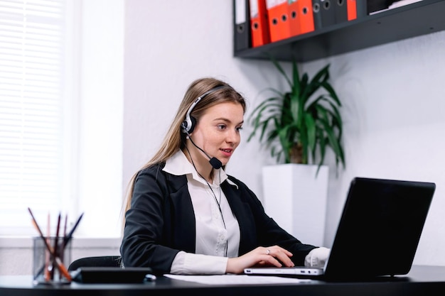 Operador del centro de llamadas en auriculares hablando con la mujer del cliente en