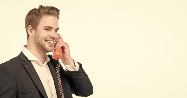 El operador del centro de llamadas del hombre feliz está en una conexión retro de teléfono antiguo antiguo con cable