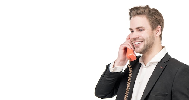 El operador del centro de llamadas del hombre feliz está en una conexión retro de teléfono antiguo antiguo con cable