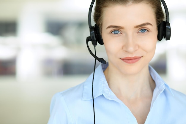 Operador de centro de llamadas Retrato de mujer de negocios hermosa en auriculares