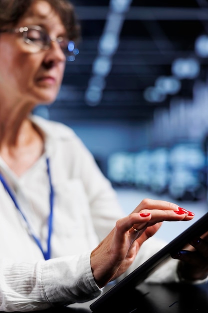 Foto operador de computadoras con licencia que utiliza una tableta para evaluar las vulnerabilidades de seguridad del servidor que surgen debido a conexiones de red no seguras. especialista capaz de garantizar que el centro de datos sea impenetrable por un ataque de hackers