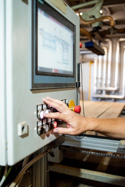 Foto el operador controla la máquina