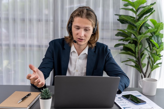 Operador de atendimento ao cliente masculino ou agente de televendas retrato Entidade