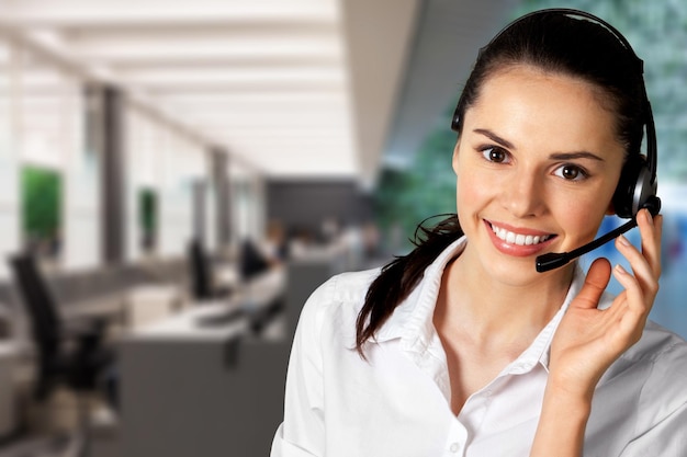 Foto operador de call center de mulher isolado no fundo