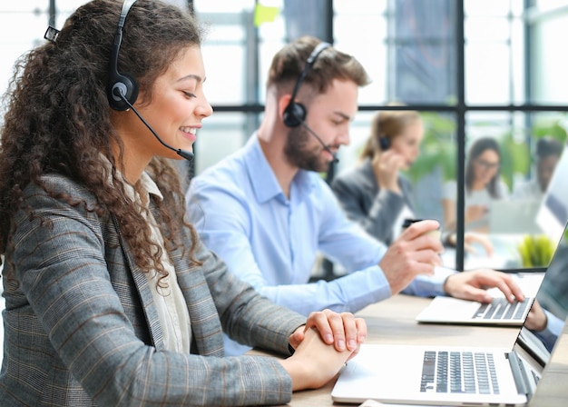 Operador de call center feminino jovem e simpático sorridente