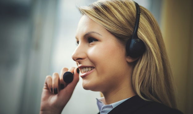 Operador de call center feminino