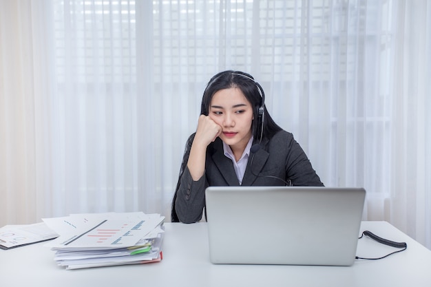 Operador de call center. Sentindo-se estresse do trabalho no escritório.