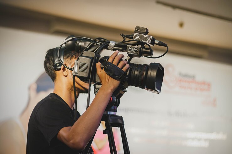 Foto operador de câmara profissional - cobrindo o evento com um vídeo