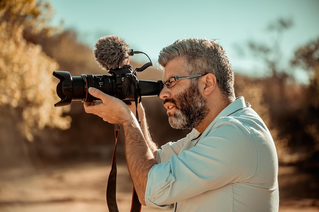 Operador de câmera de vídeo filmando ao ar livre