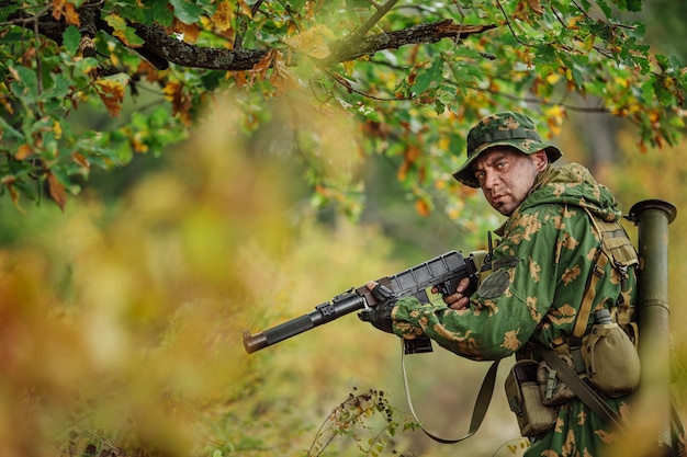 Operador de forças especiais russas no campo de batalha com um rifle