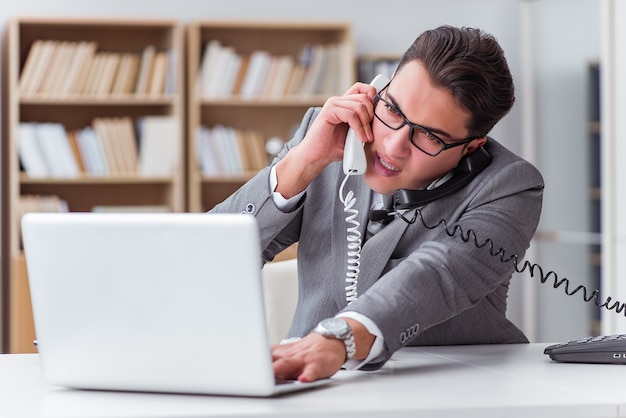 Operador de helpdesk irritado no escritório