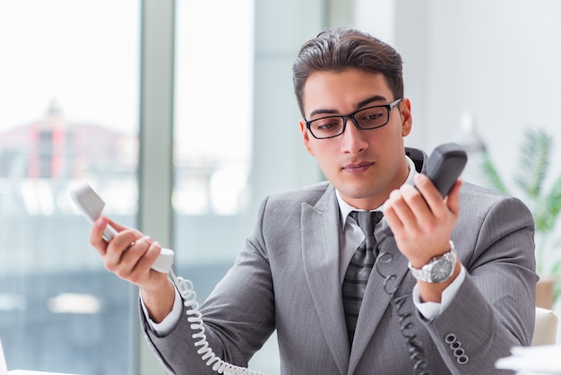 Operador de helpdesk irritado no escritório