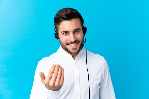 Operador de jovem com fone de ouvido