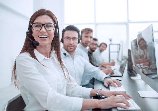 Operador de mulher no local de trabalho no call center