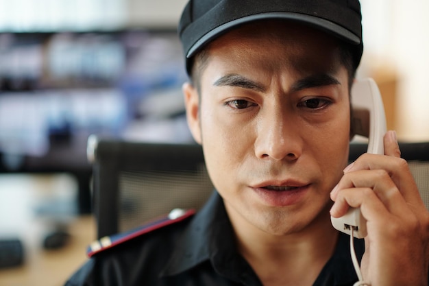 Operador de segurança falando no telefone