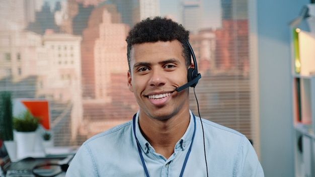 Operador de serviço ao cliente de raça mista conversando com o cliente no call center.