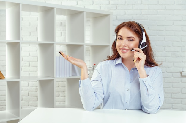 Operador de suporte ao cliente trabalhando em um escritório de call center