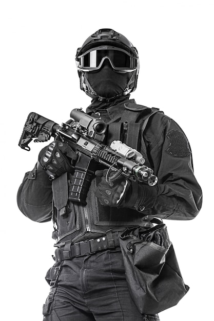 Operador de swat com rifle