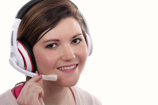 Operador de telefone de suporte feminino jovem no fone de ouvido closeup