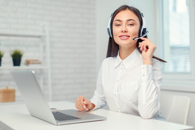 Operador de telefone de suporte no fone de ouvido no local de trabalho