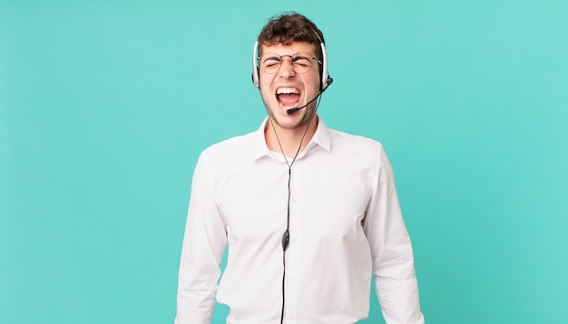 Operador de telemarketing gritando agressivamente, parecendo muito zangado, frustrado, indignado ou irritado, gritando não