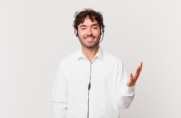 Operador de telemarketing sentindo-se feliz, surpreso e alegre, sorrindo com atitude positiva, percebendo uma solução ou ideia