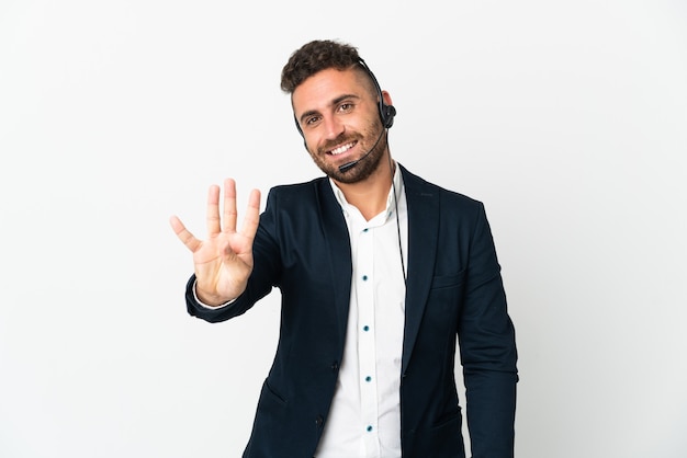 Operador de telemarketing trabalhando com um fone de ouvido isolado no fundo branco feliz e contando quatro com os dedos