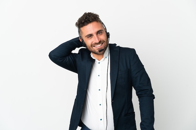 Foto operador de telemarketing trabalhando com um fone de ouvido isolado no fundo branco rindo