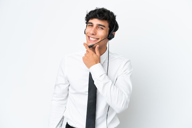 Operador de telemarketing trabalhando com um fone de ouvido isolado no fundo branco sorrindo