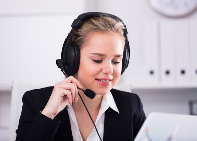 Operador do centro de atendimento feminino trabalhando