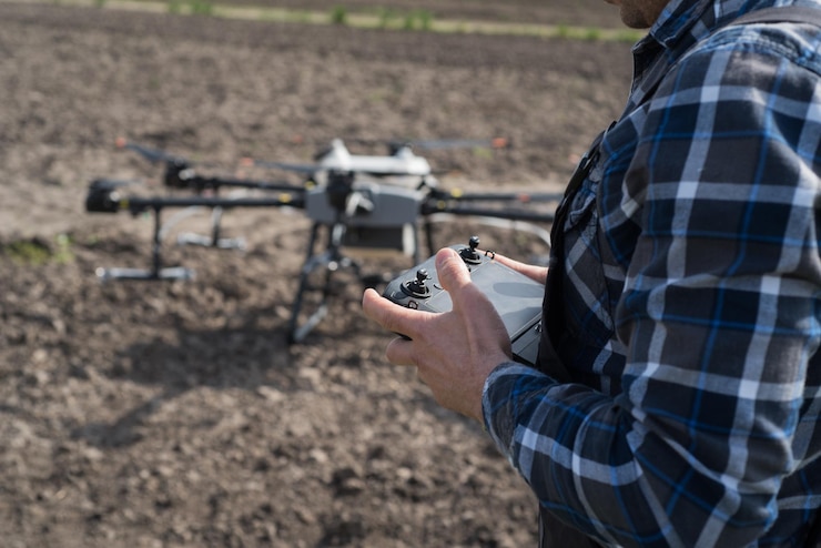 Foto el operador del dron agrícola controla el control remoto del agricultor y las últimas tecnologías.