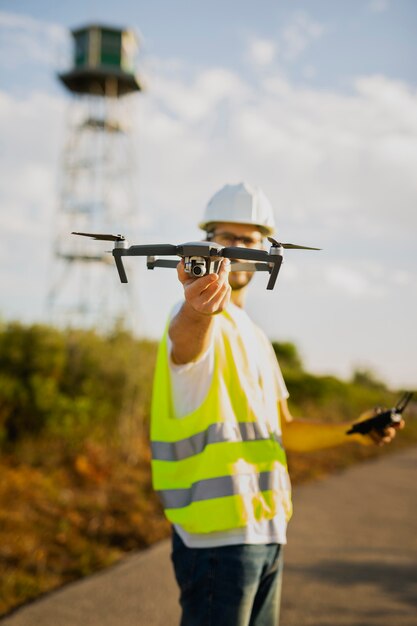 Operador de drones Lanzamiento de un dron en un entorno rural