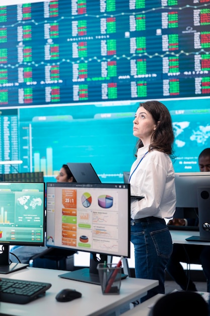 El operador empresarial recopila información sobre los indicadores clave de rendimiento