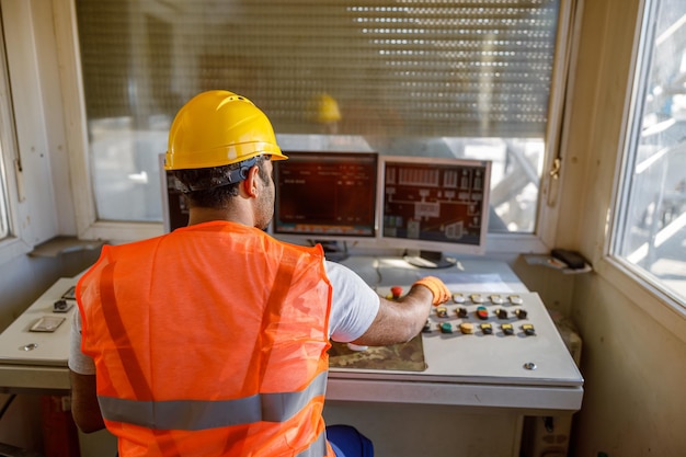 Foto operador experimentado concentrándose en su trabajo en planta